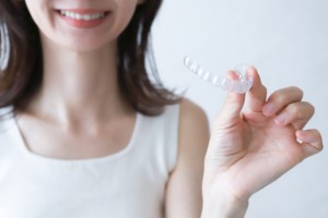 マウスピースを持つ笑顔の女性