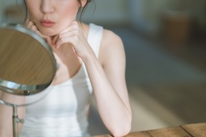 悩む女性の口元