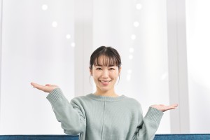 比較する女性