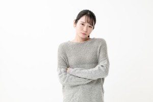 不機嫌に考える女性