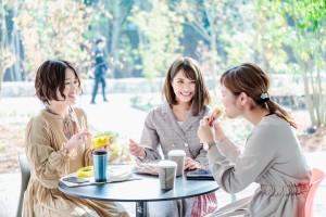 会話する若い女性達