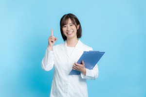 ファイルを持つ歯科医師