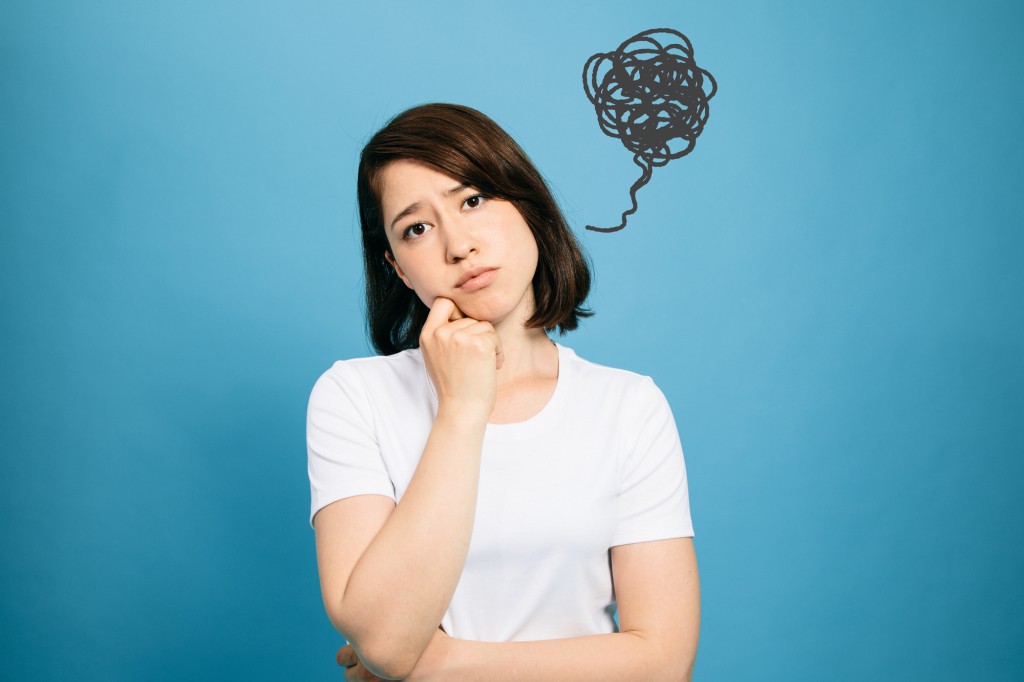 不機嫌な女性