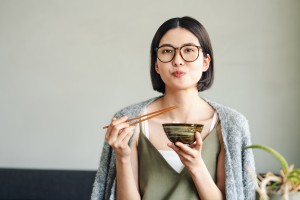 ご飯を食べる女性