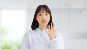 目を見開く女