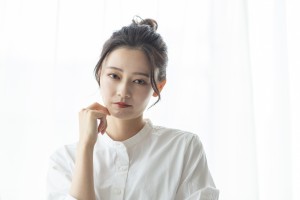 アップヘアで真顔の女